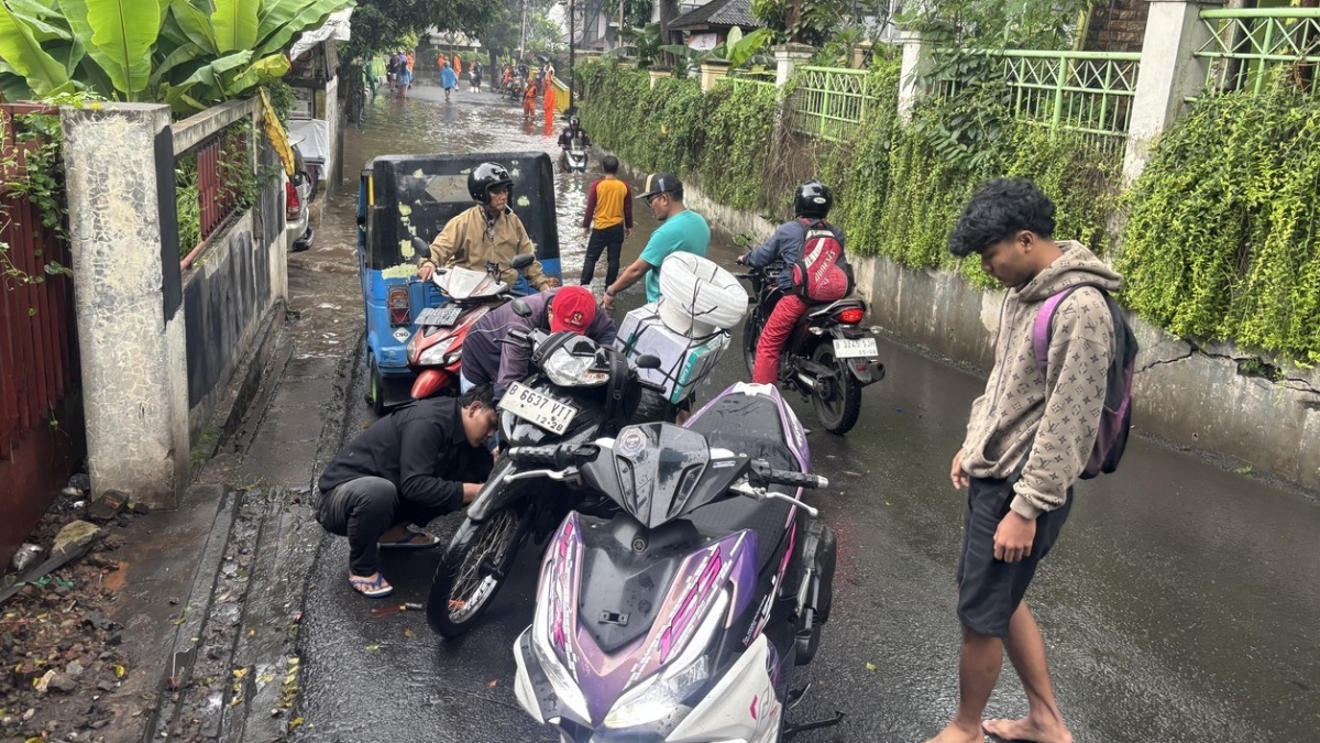 Sejumlah Motor Mogok Akibat Nekat Terobos Banjir di Jalan Prapanca 5 Jaksel