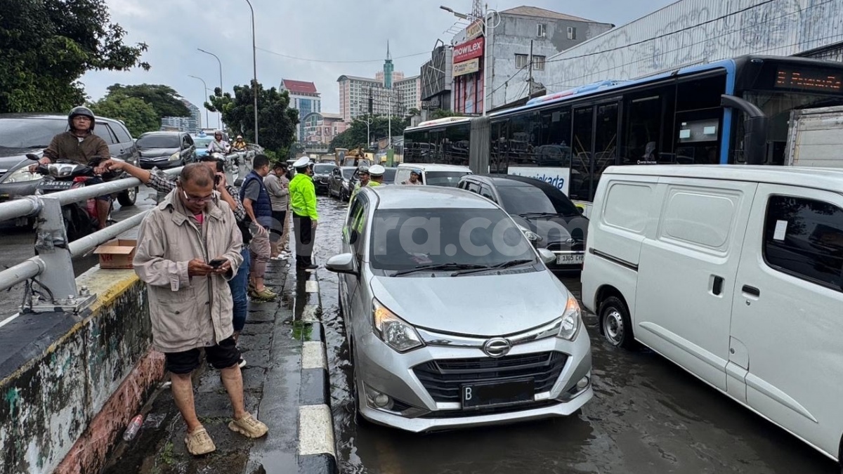 Pengendara Mobil Tewas di Mobil Saat Terjebak Macet Banjir Jelambar, Polisi: Diduga Sakit