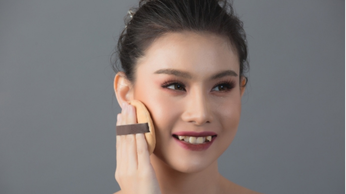 Berapa Menit Setelah Pakai Sunscreen Boleh Pakai Bedak? Ini Urutannya Biar Tidak Cakey