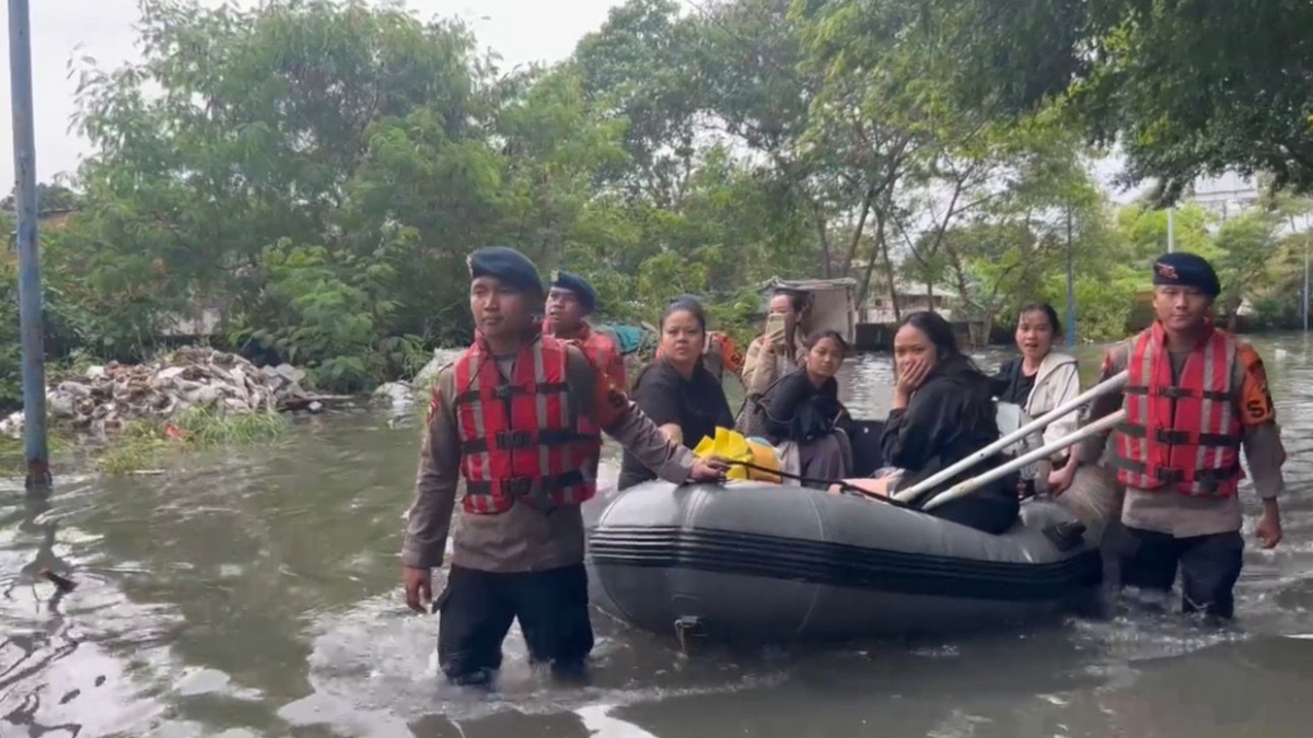 Banjir Daan Mogot, Gegana Brimob Evakuasi Warga Terjebak di Ruko Golden Ville
