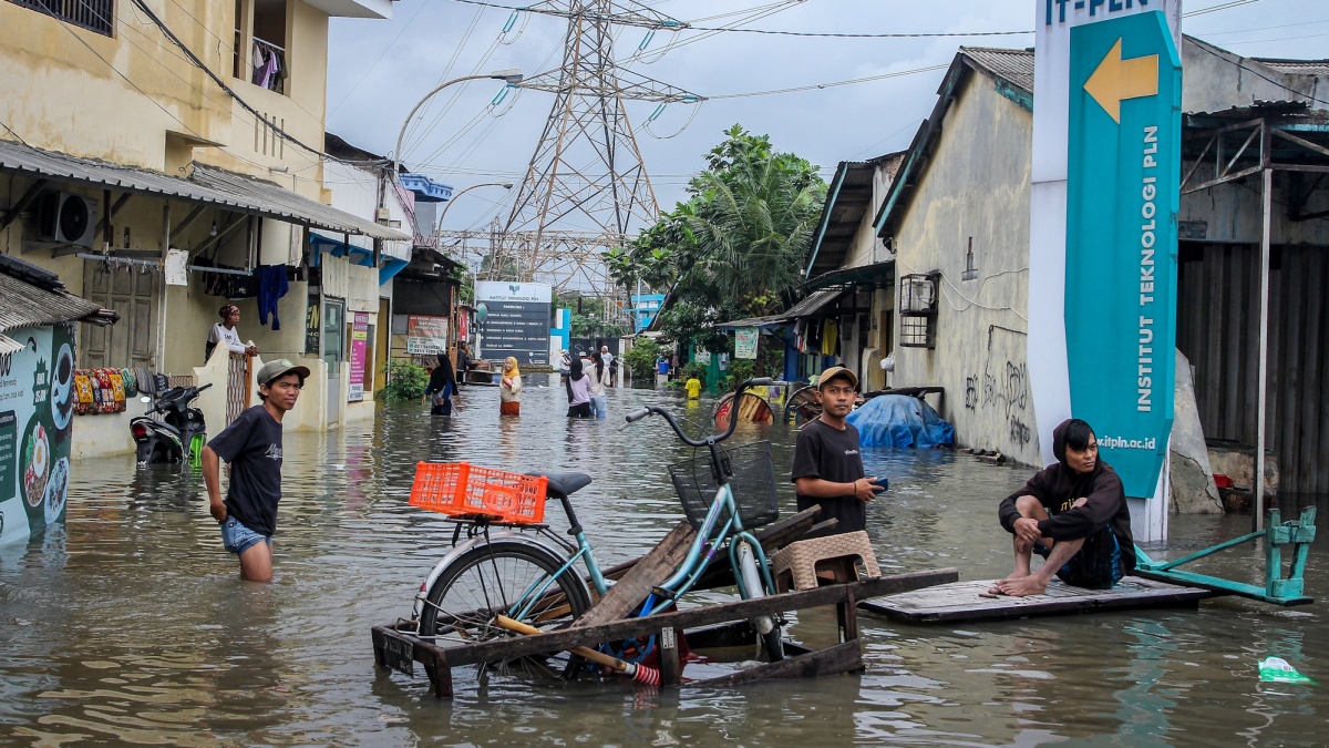 Hujan Guyur Jakarta Seharian, 39 RT dan 13 Ruas Jalan Terendam Banjir Hingga 1,5 Meter
