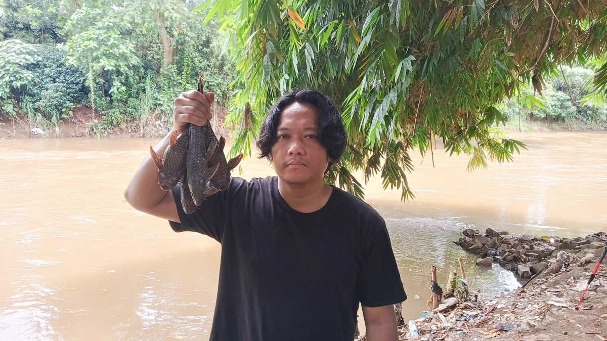 Sosok Arief 'Anak Kali' yang Menaruh Asa di Ciliwung Lewat Konten Ikan Sapu-Sapu