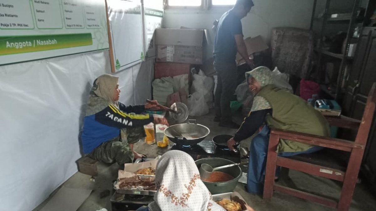 Penuhi Kebutuhan Korban Banjir di Pemalang, Kemensos Dirikan Dapur Umum dan Distribusi Bantuan
