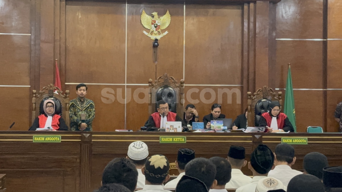 Pekik Syukur dan Tangis Haru Pecah di PN Jakut Usai Hakim Bacakan Vonis Pendemo Agustus
