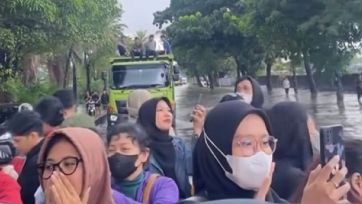 Transjakarta 'Nyerah' Diterjang Banjir, Momen Penumpang Diangkut Truk di Daan Mogot Viral