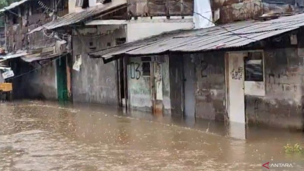 Kali Cakung Meluap, Ratusan Rumah Warga Terendam Banjir