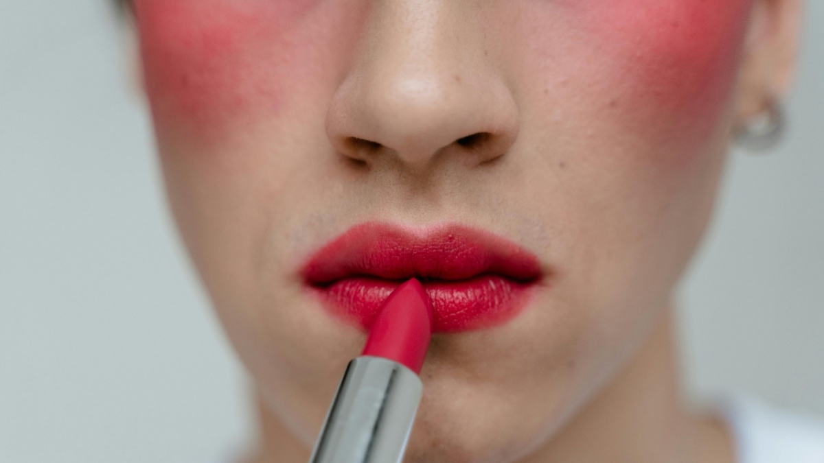 6 Cara Mengatasi Blush On Ketebalan dan Terlalu Menor, Tak Khawatir Merusak Makeup