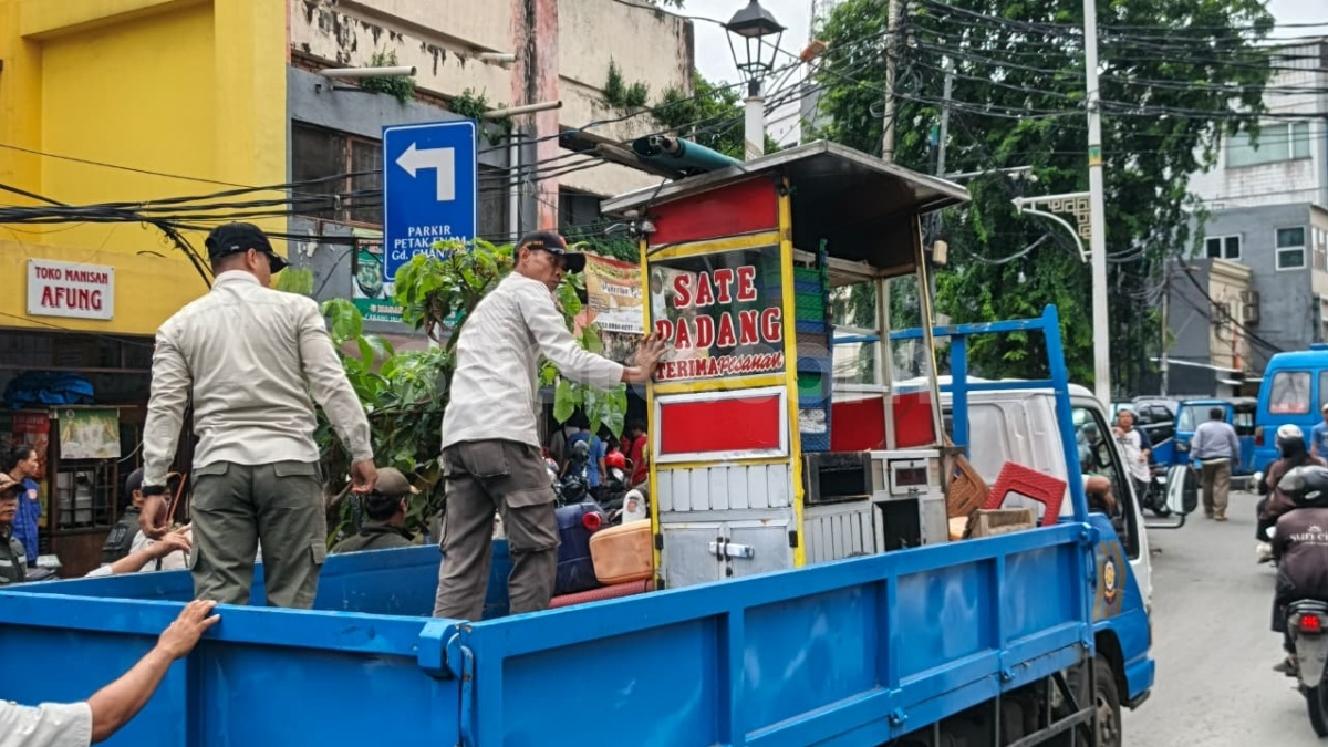 Satpol PP Duren Sawit 'Bersihkan' Trotoar dari 11 PKL dan 5 Motor Parkir Liar