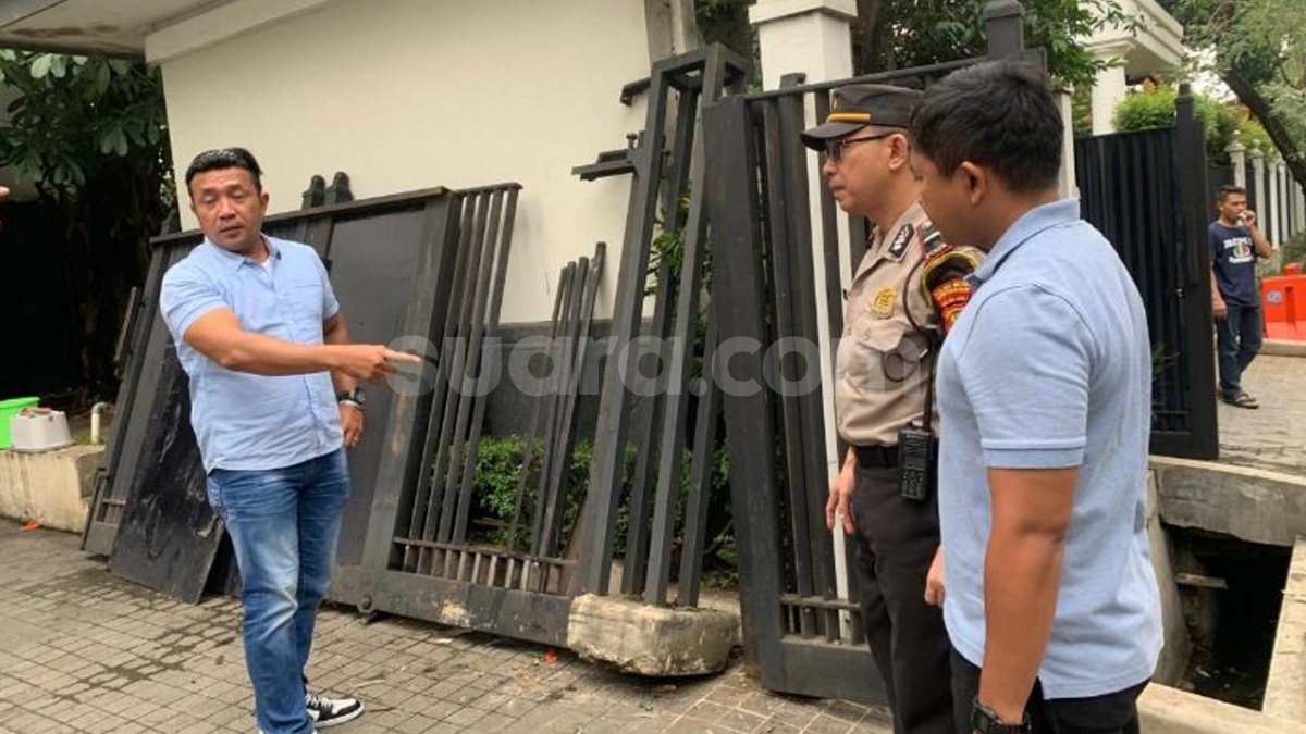 Brak! Pagar Rumah Jusuf Kalla di Jaksel Roboh Diseruduk Mobil Hyundai Santa Fe, Begini Kondisinya