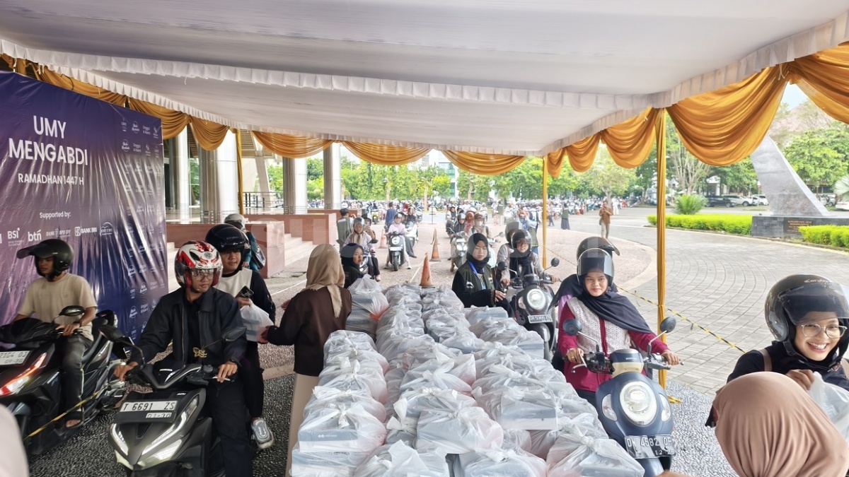Bagikan 4.000 Porsi Tiap Hari, Mahasiswa UMY Rela Antre dari Jam 2 Siang Demi Takjil Drive Thru