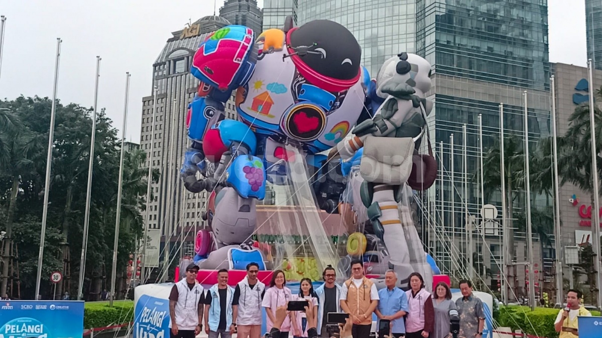 Sapa Warga SCBD, Film Pelangi di Mars Hadirkan Balon Bentuk Robot 10 Meter