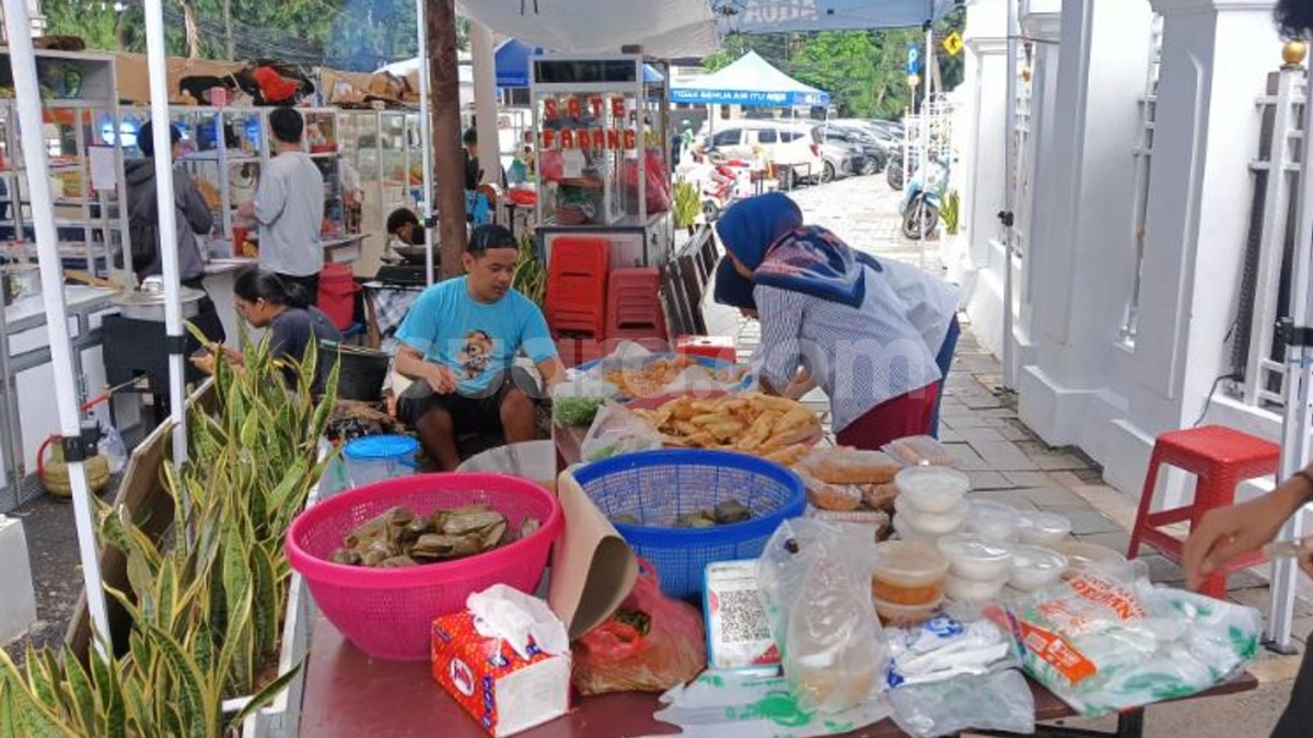 Berkah Ramadan di Masjid Agung Sunda Kelapa: Cerita Pedagang Gorengan Mengais Rezeki Demi Mudik