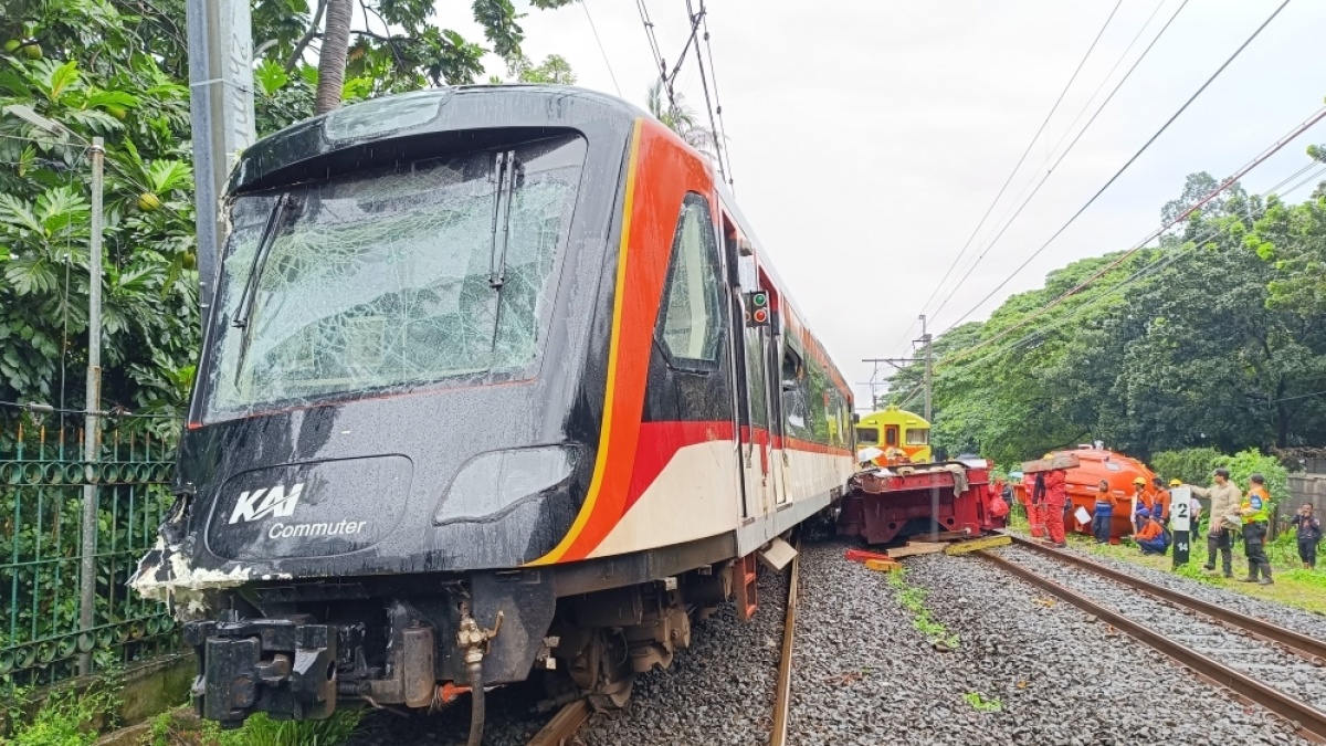 KAI Daop 1 Jakarta Evakuasi KA Bandara yang Tertemper Truk di Rawa Buaya