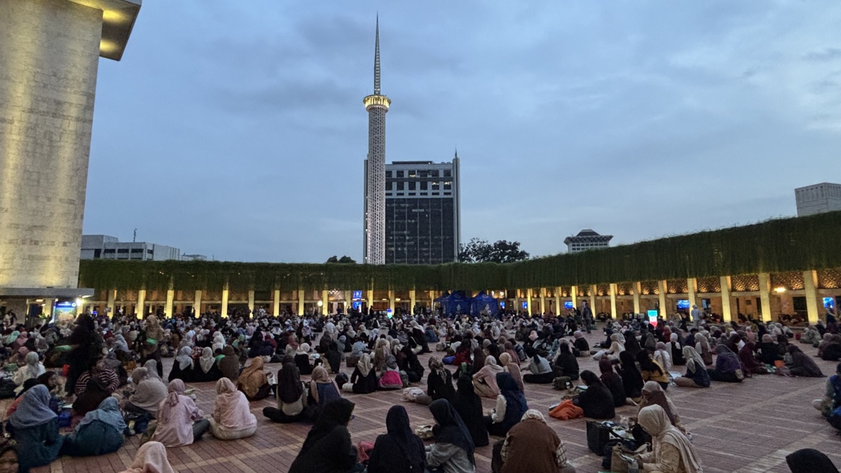 Intip Kemeriahan Berbuka Puasa di Masjid Istiqlal, Ribuan Jemaah Padati Pelataran