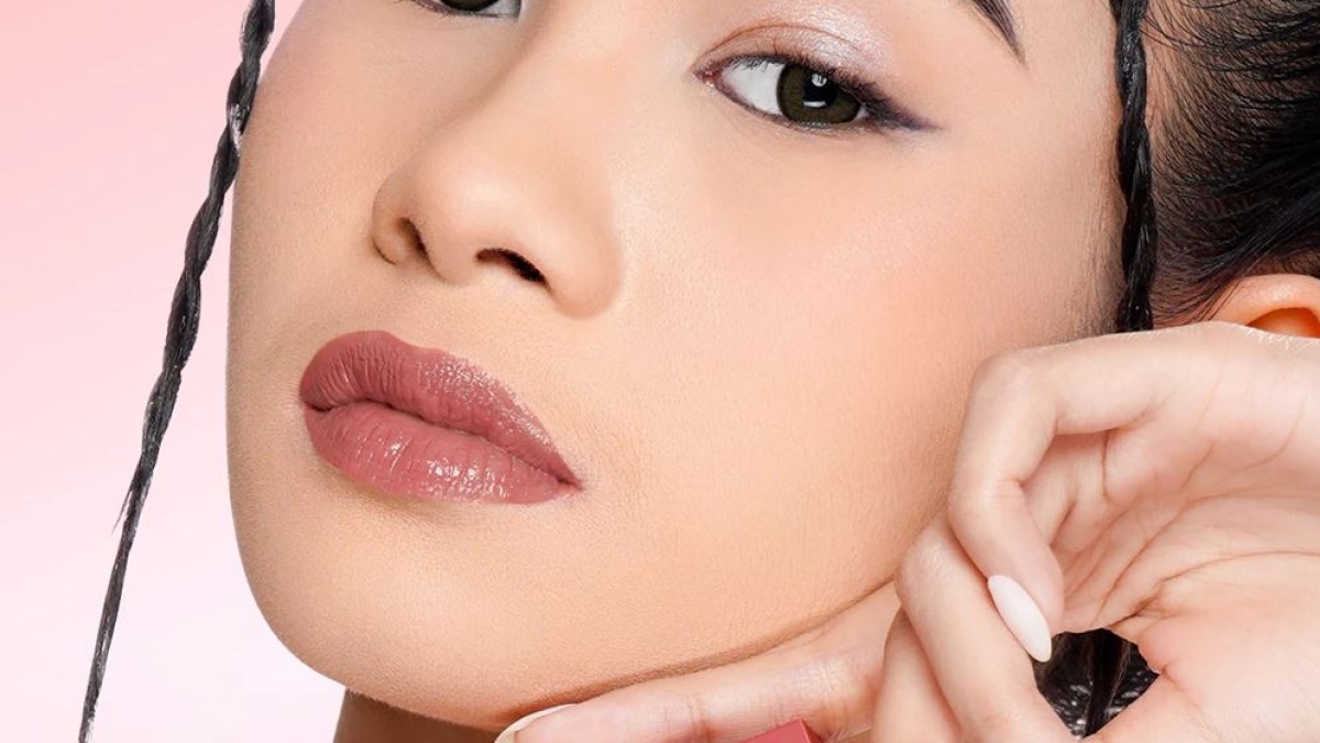 6 Lipstik Glossy Tahan Lama untuk Bukber, Tetap On tanpa Perlu Touch Up