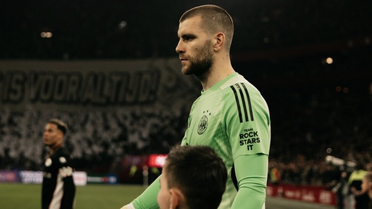 Catat Clean Sheet Perdana, Maarten Paes Malah Disemprot Legenda Ajax Amsterdam, Kenapa?