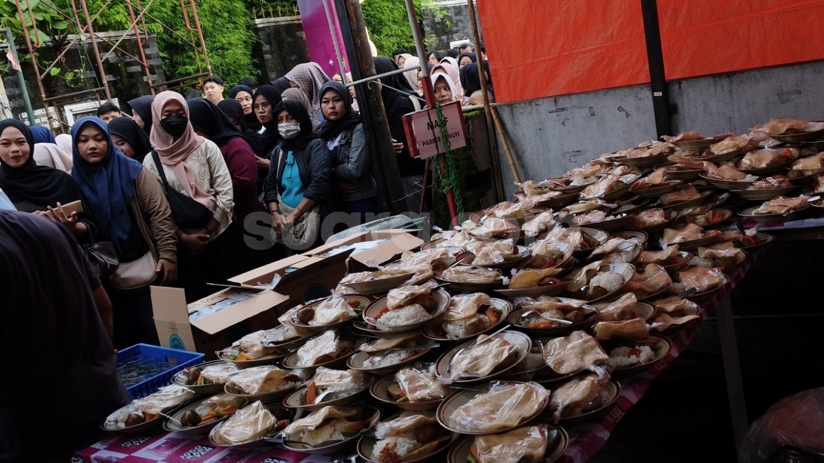 Berbagi Piring Persaudaraan, Kala Ribuan Orang Menyemut Jadi Keluarga Masjid Jogokariyan