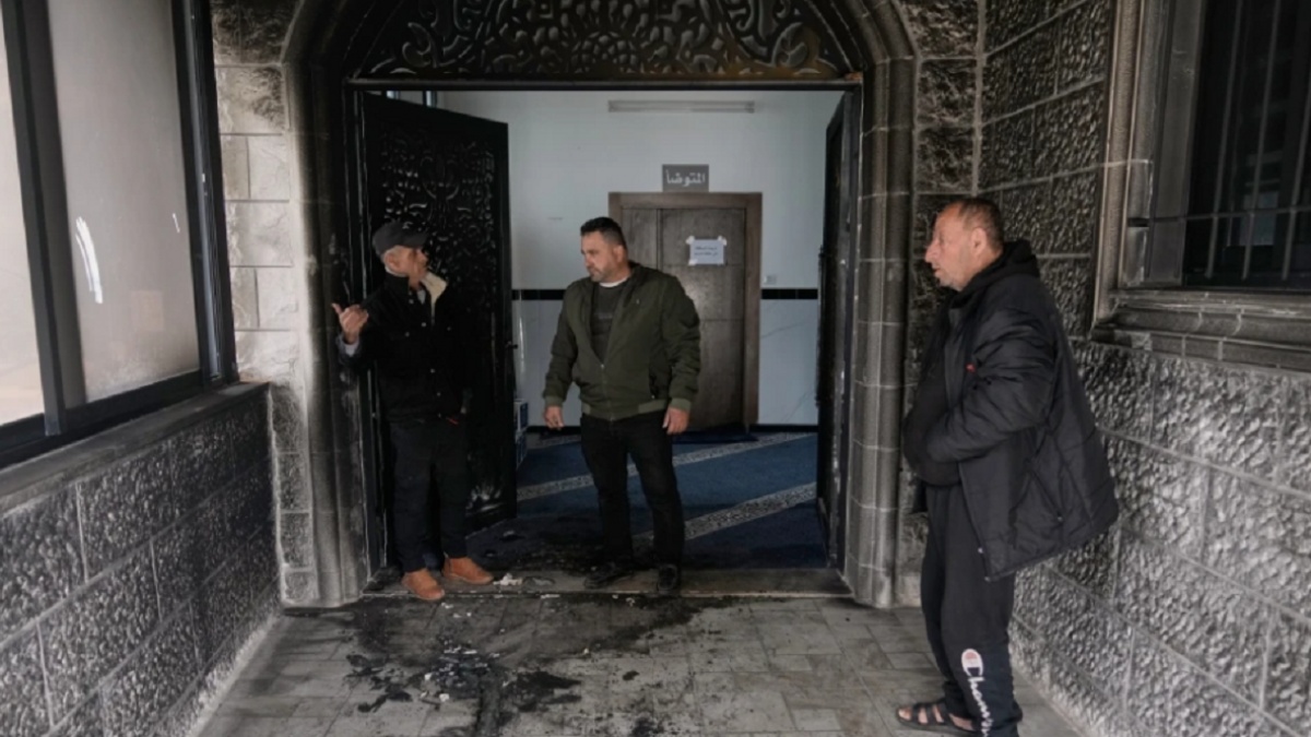 Pemukim Israel Bakar dan Corat-coret Masjid di Tepi Barat Saat Ramadan