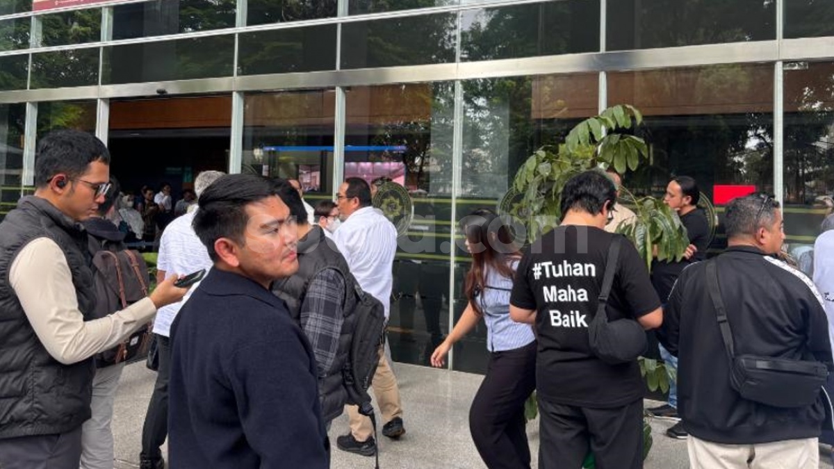 Jelang Vonis Anak Riza Chalid, Pengadilan Tipikor Jakarta Dipadati Massa Berkaos Tuhan Maha Baik