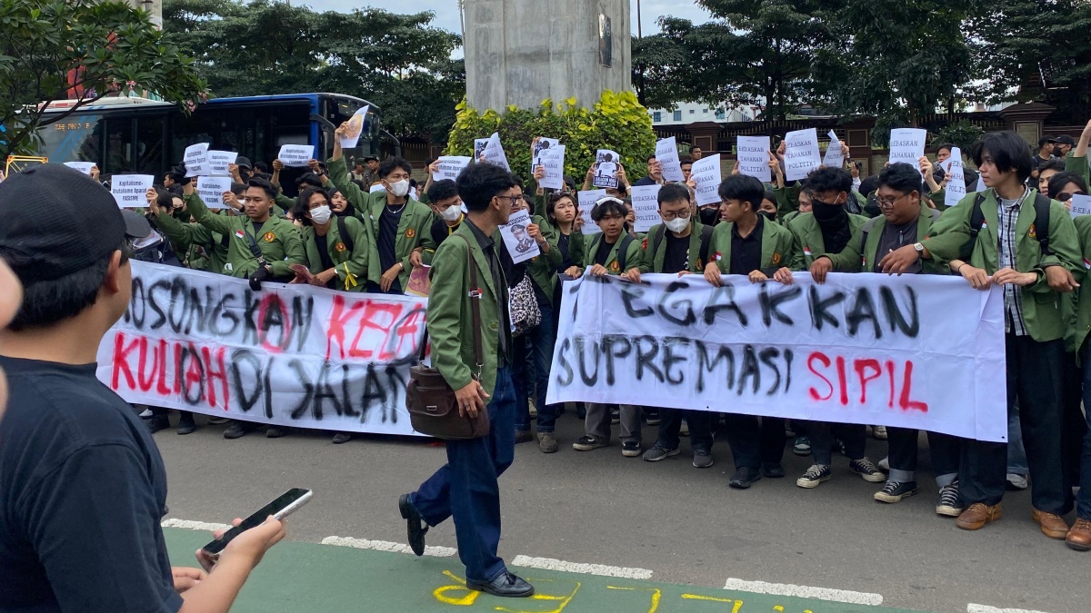 Ratusan Mahasiswa UI dan UPNVJ Mulai Datang! 'Polisi Pembunuh' Menggema di Depan Mabes Polri
