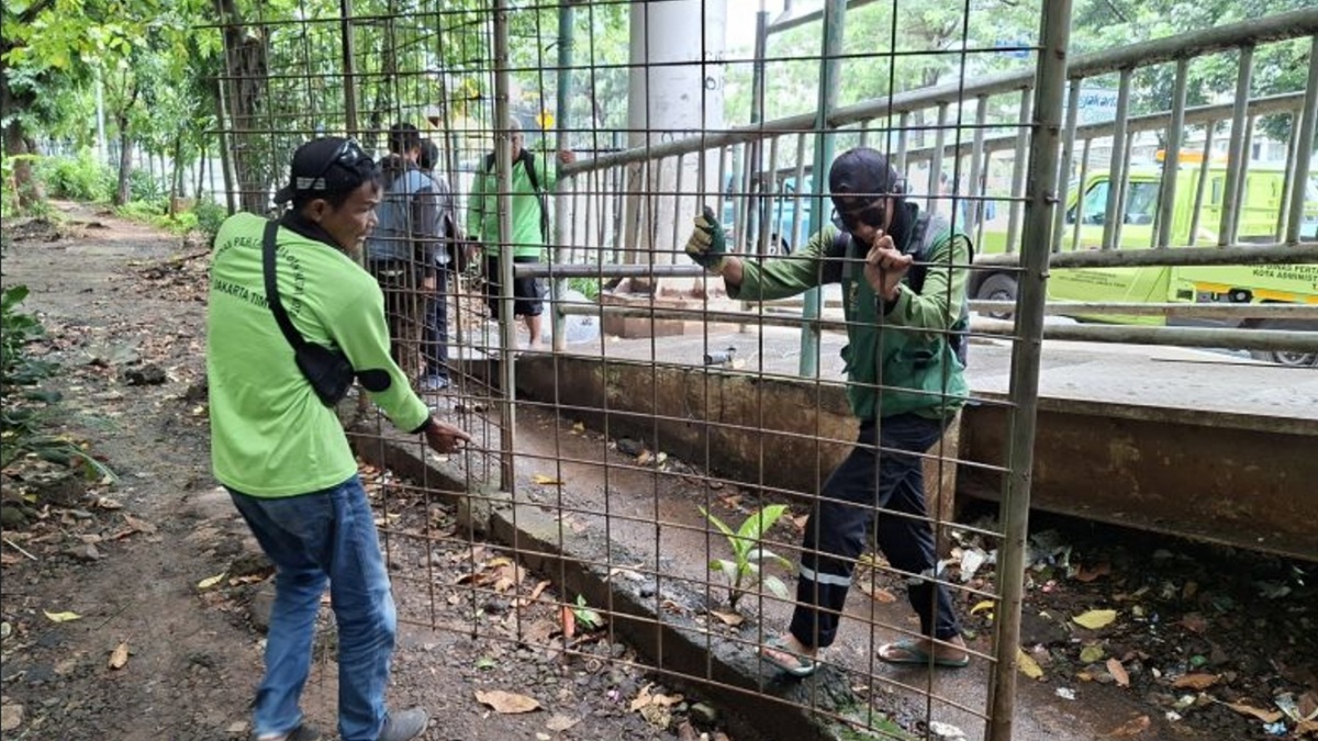 Diduga Jadi Tempat Prostitusi Malam Hari, 'Jalur Tikus' Taman Kota Cawang Akhirnya Dilas Permanen!
