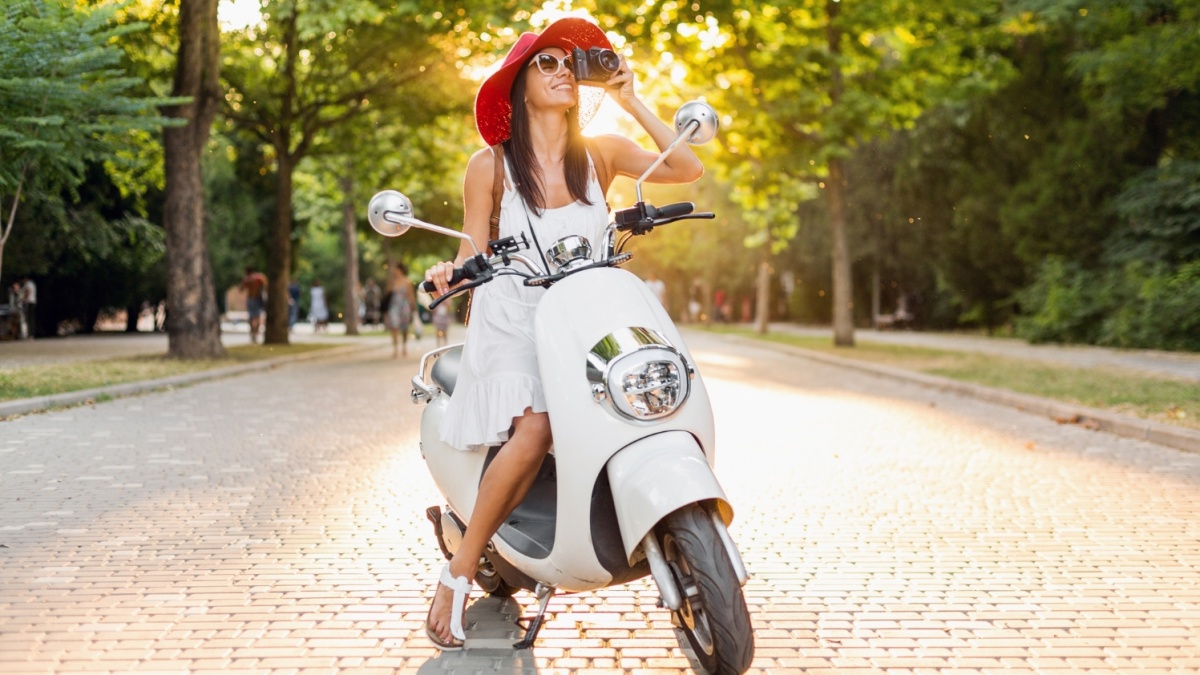 7 Motor Listrik untuk Wanita dengan Desain Stylish dan Bobot Ringan