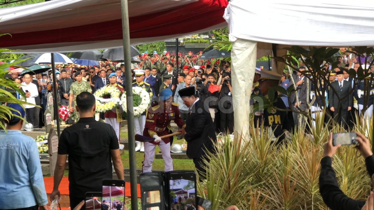 Prabowo Pimpin Upacara Pemakaman Wapres ke-6 RI Try Sutrisno di TMP, Langit Kalibata 'Menangis'