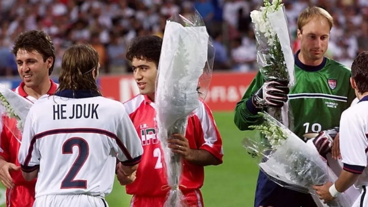 Kilas Balik Duel Iran vs Amerika Serikat di Piala Dunia 1998, Mawar Putih Jadi Simbol Perdamaian