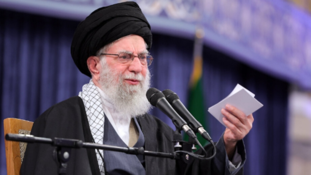 Mengapa Ayatollah Ali Khamenei Sering Gunakan Tangan Kiri? Ini Kisah Tragis di Baliknya