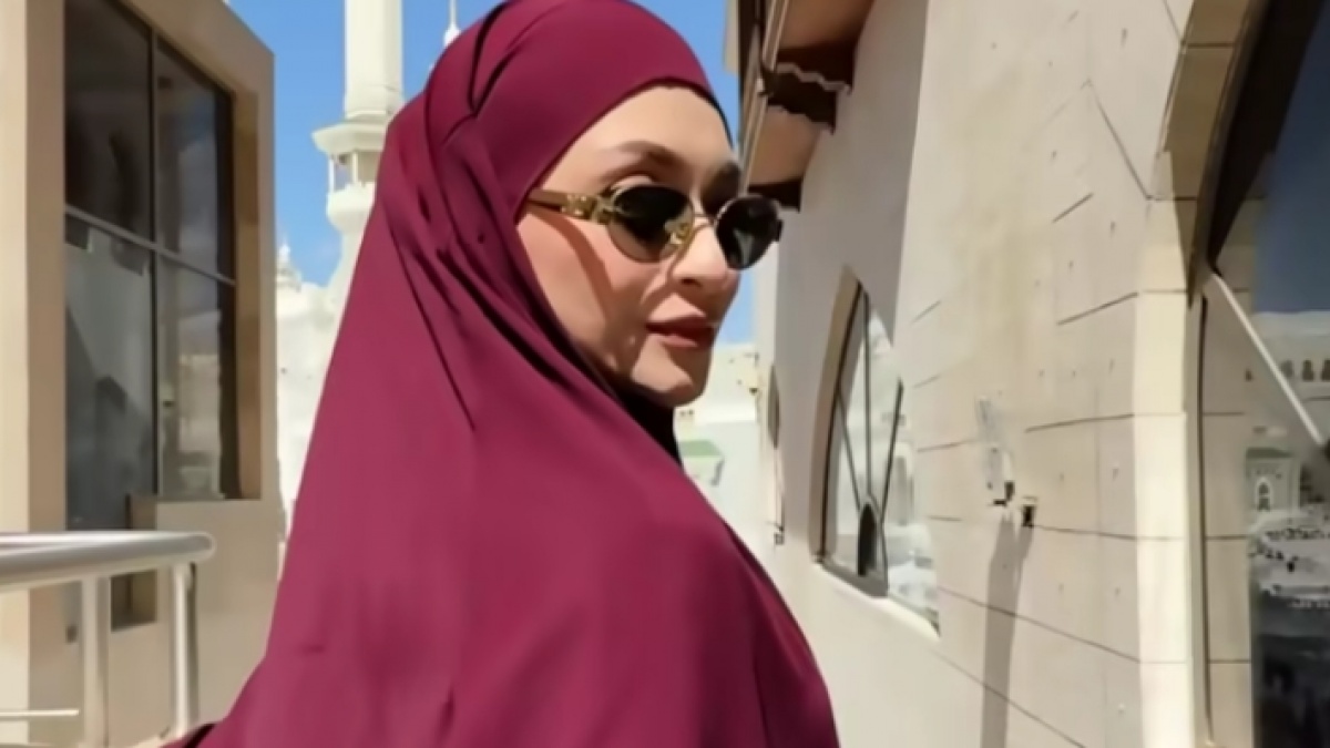 Adab Nathalie Holscher saat Doa di Depan Ka'bah Bikin Geram: Doa atau Konten?