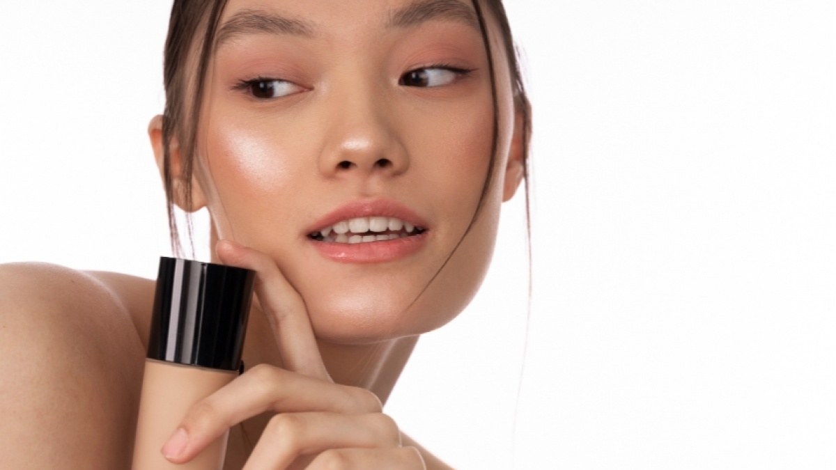 Cara Meratakan Skin Tint Pakai Jari atau Spons? Ini Bedanya