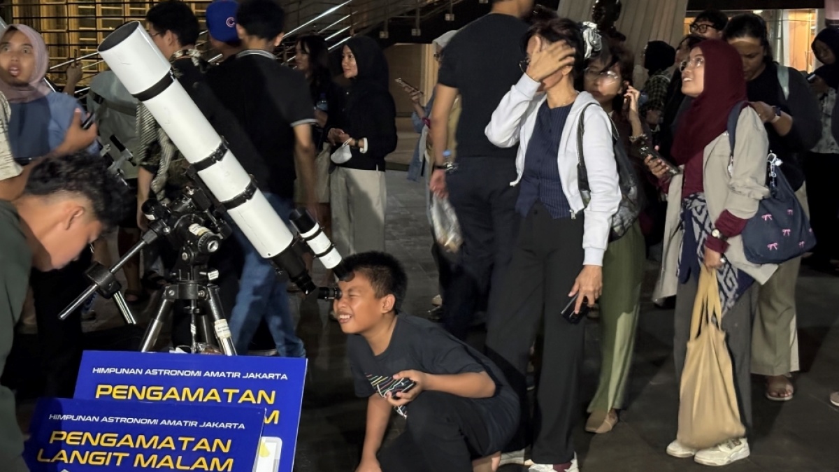 Terhalang Mendung dan Hujan, Warga di TIM Saksikan Gerhana Bulan via Streaming