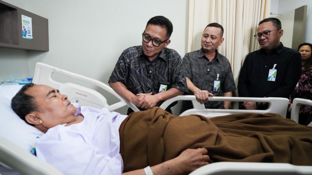 Pastikan Layanan Optimal dan Tegaskan Negara Hadir, Dirut BPJS Ketenagakerjaan Jenguk Pasien