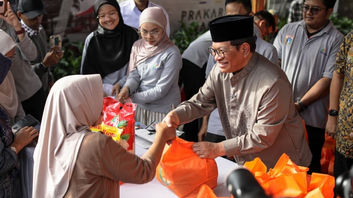 Pemprov DKI 'Guyur' Warga Ciganjur dengan Sembako Murah dan Kacamata Gratis