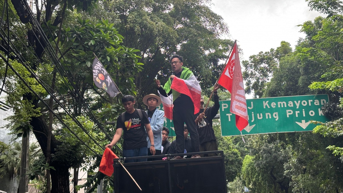 Aksi Bentang Bendera Iran Warnai Kebebasan Delpedro Marhaen Cs dari Dakwaan Kasus Aksi Agustus