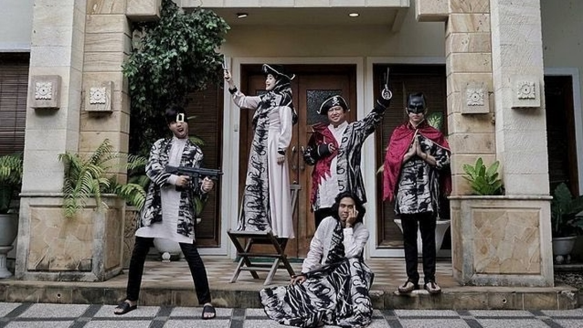 4 Potret Foto Keluarga Vidi Aldiano setiap Ramadan yang Unik, Selalu Dinanti!