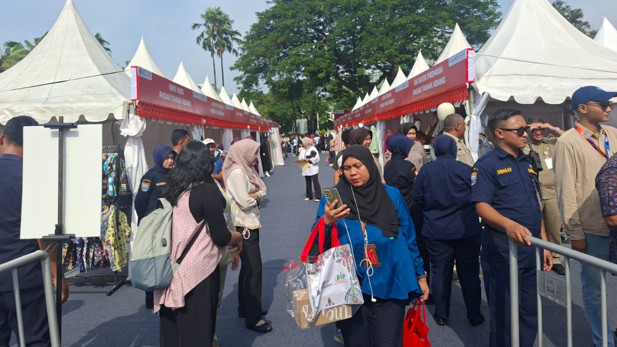 Kala Balai Kota Jakarta Jadi Tempat Berburu Sembako Murah Tanpa Dompet dan Wadah Berbagi