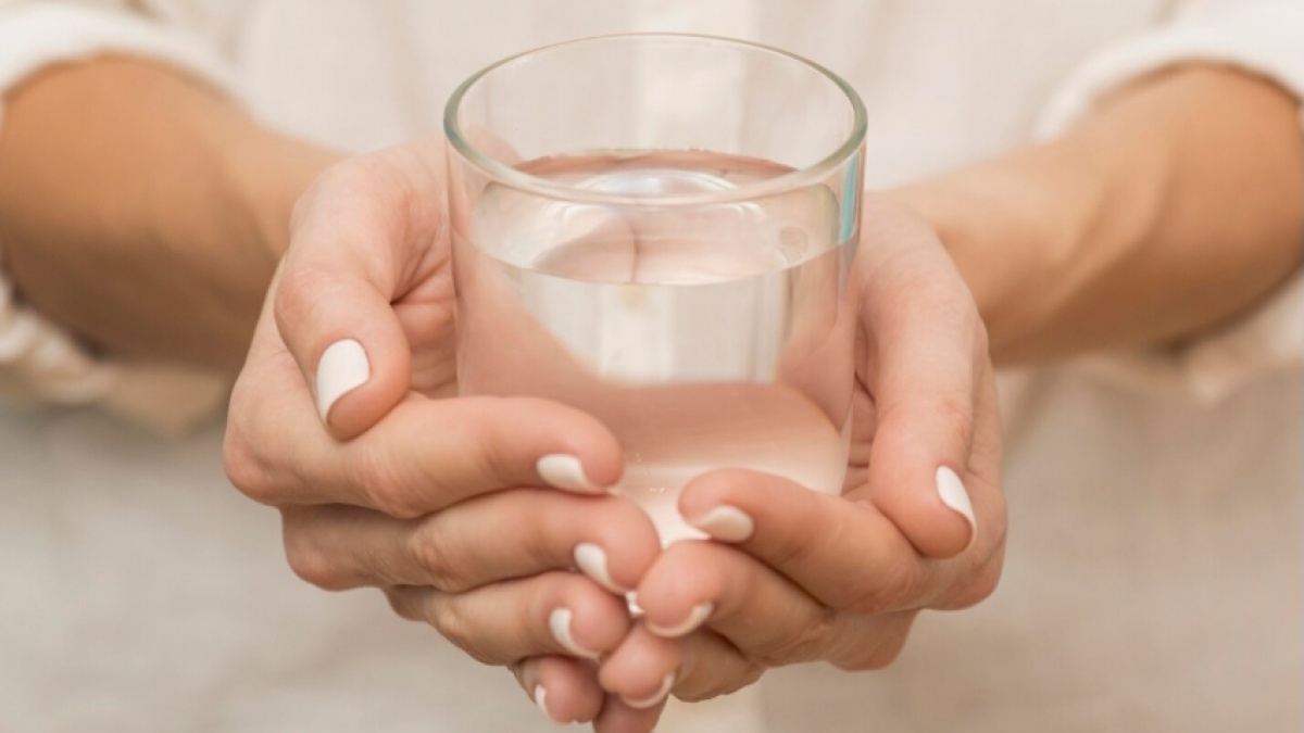 Berapa Liter Air Putih yang Sebaiknya Diminum saat Malam Hari?