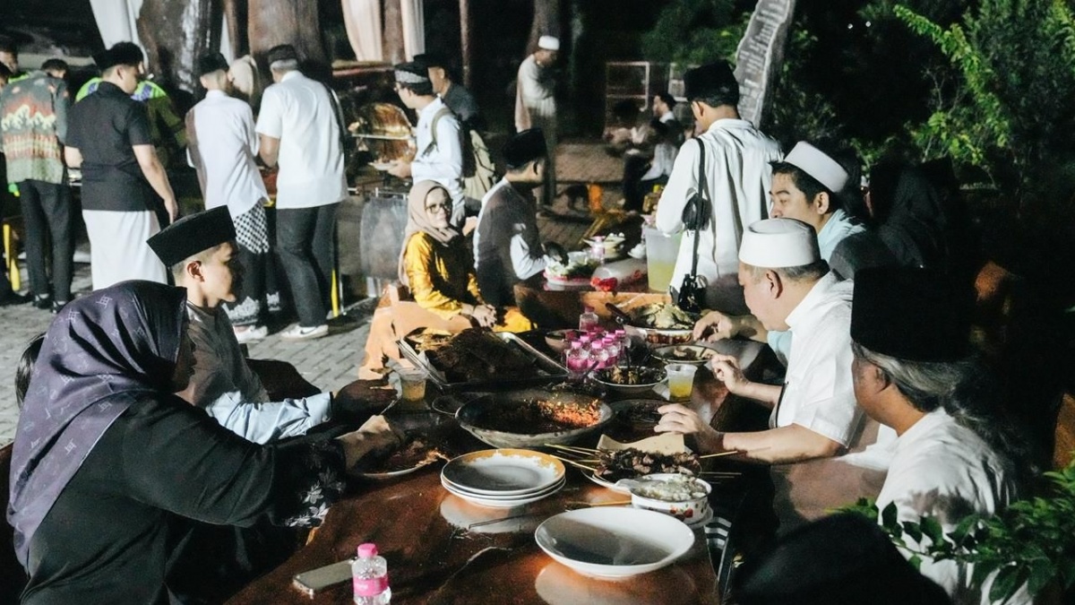 Safari Ramadan di Sleman, Kaesang Pangarep Nikmati Sate Klatak di Pesantren Minggir