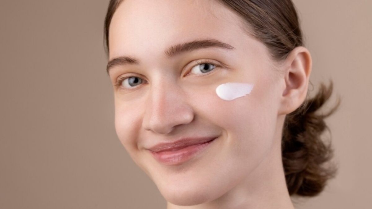 Sunscreen Apa yang Bagus untuk Alas Makeup? Ini 6 Rekomendasi yang Bikin Riasan Tahan Lama