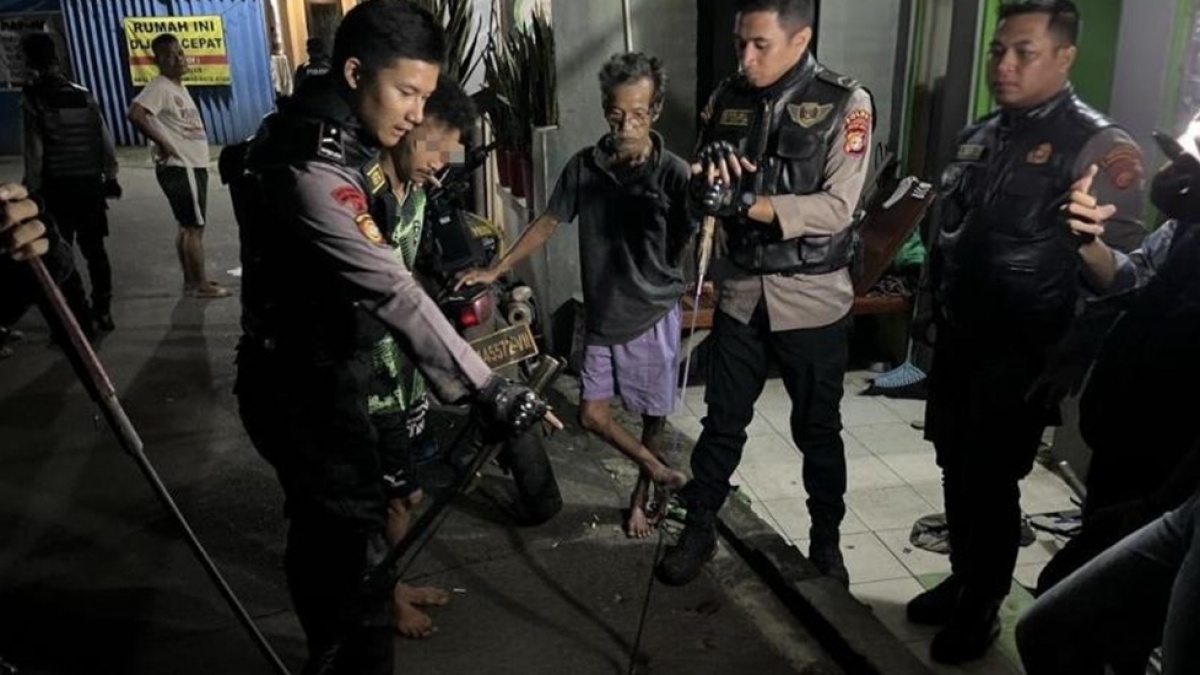 Gagal Kabur! Polisi Sikat 4 Remaja Pembawa Celurit Saat Bubarkan Tawuran di Cengkareng