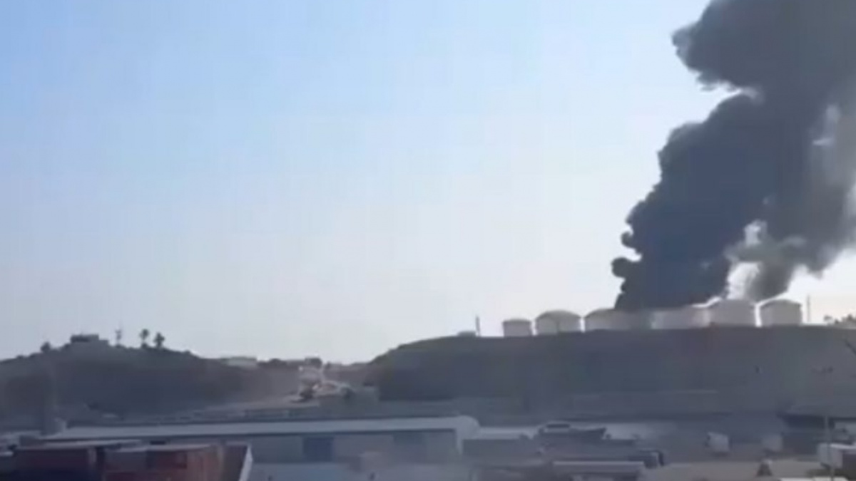 DUAAARRR! Tanki BBM di Pelabuhan Oman Diserang Drone Peledak Iran, Api Berkobar