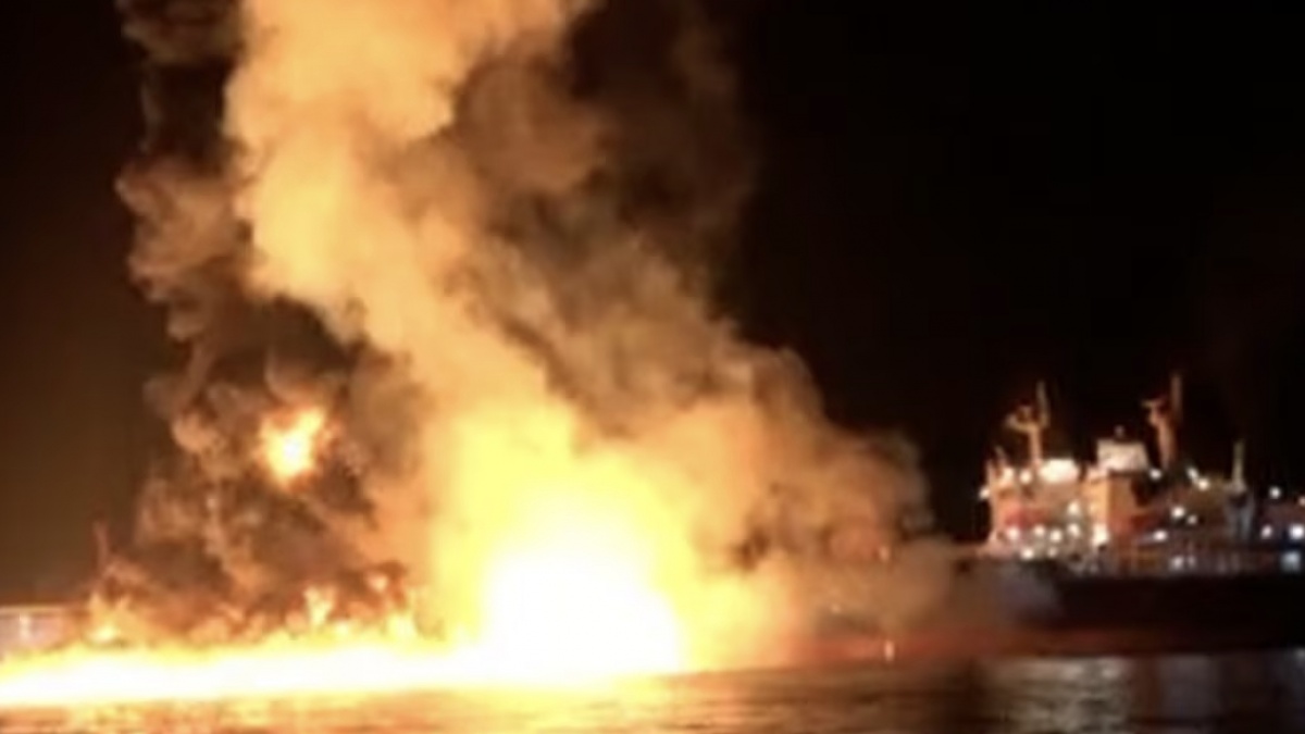 Kapal Tanker Meledak Kena Serangan Iran, Harga Minyak Kembali 'Mendidih'