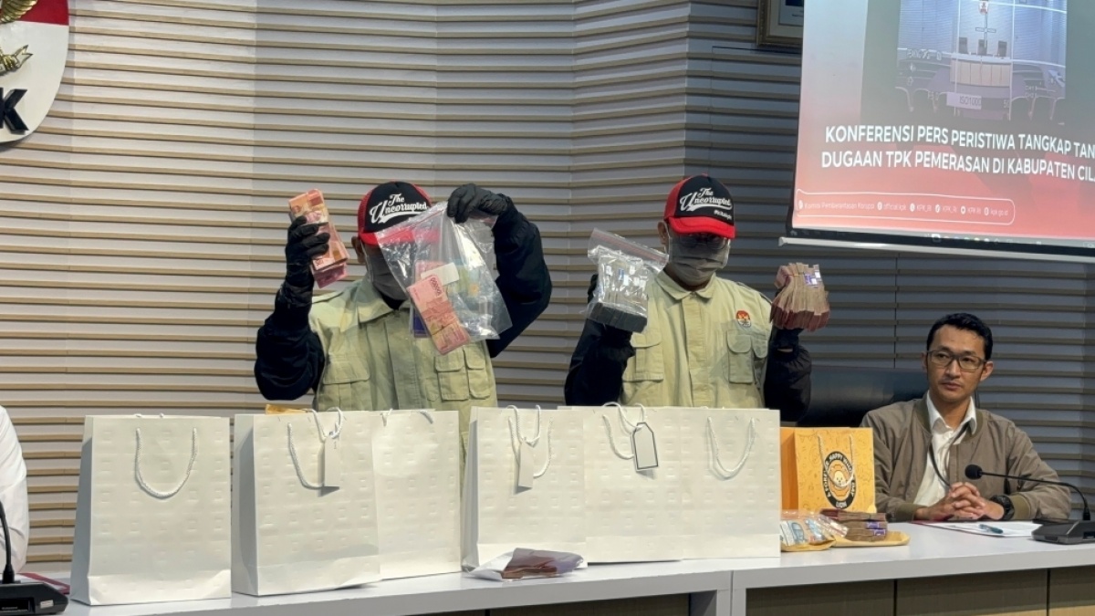 KPK Pamerkan Barang Bukti Uang Rp610 Juta Hasil Pemerasan THR di Cilacap
