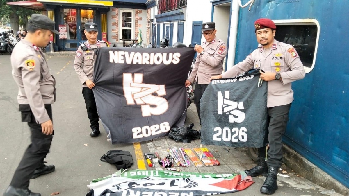 Gelar Razia, Polisi Amankan Konvoi Remaja Pembawa Petasan di Jakarta Barat