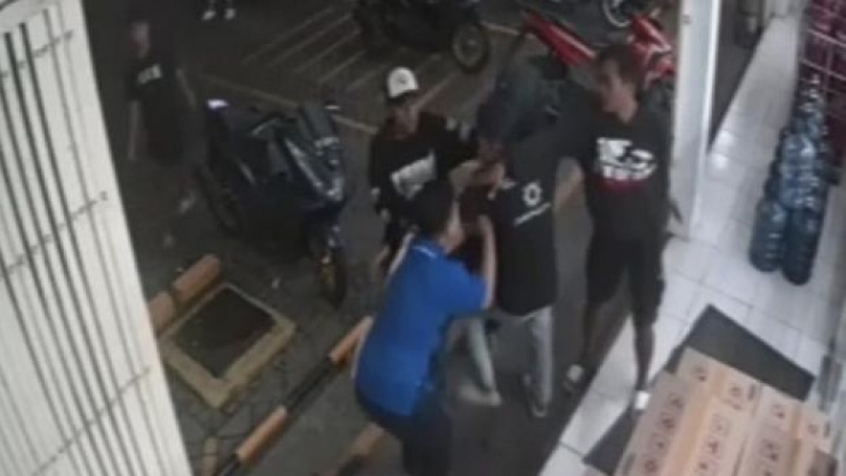Istri Dipecat karena Diadukan Kerja Tak Beres, Suami Aniaya Karyawan Indomaret