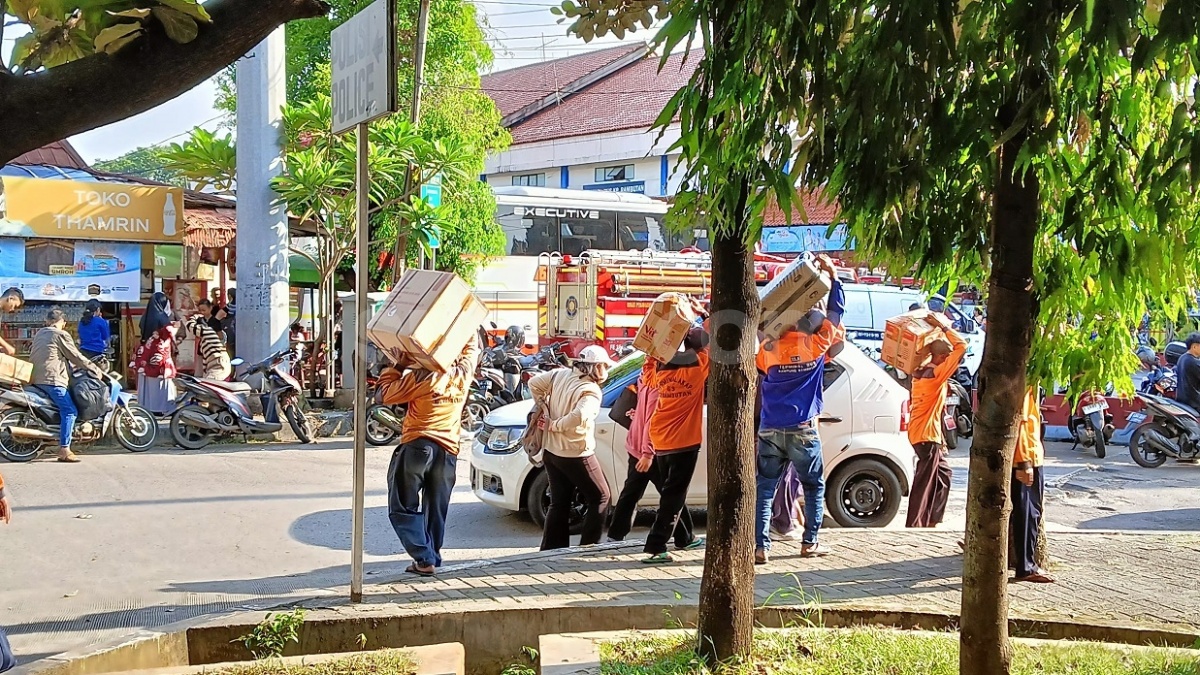 Sukardi dan Seragam Oranye: Menjemput Rezeki di Balik Keriuhan Mudik