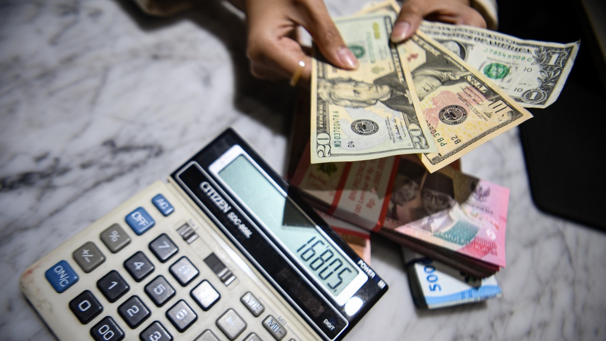 Terburuk di Asia, Rupiah Ditutup Anjlok di Kamis Sore
