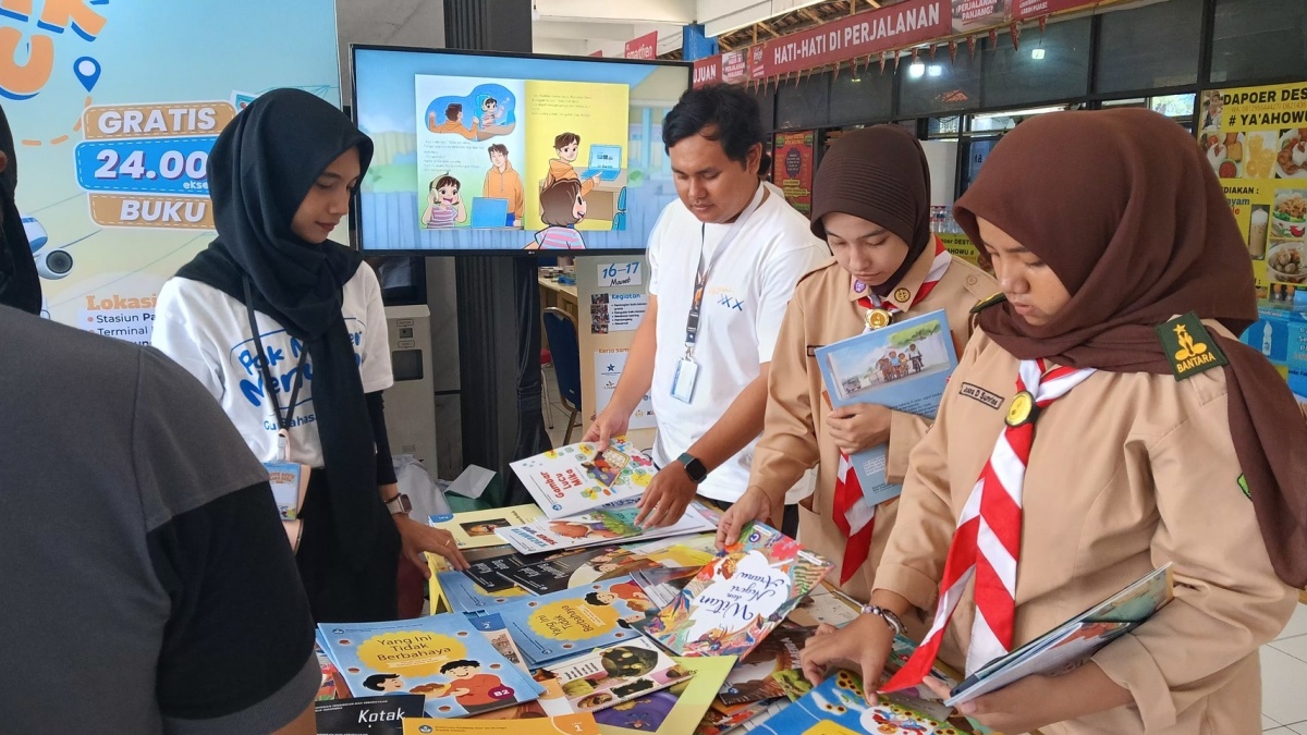 Temani Perjalanan Mudik, Badan Bahasa Bagikan 24 Ribu Buku Gratis di Terminal Kampung Rambutan