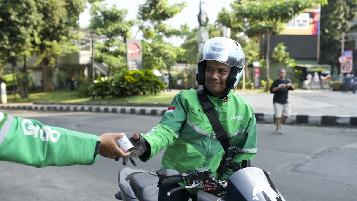 Gandeng Ojol, Perusahaan Ini Sebar Ratusan Ribu Susu Steril